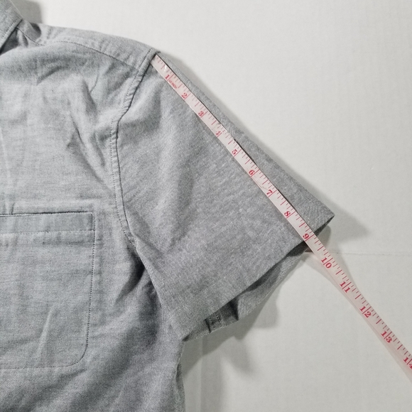 Lululemon Mens Short Sleeve Button Down Size Medium M Gray Shirt Front Pocket - Picture 7 of 7